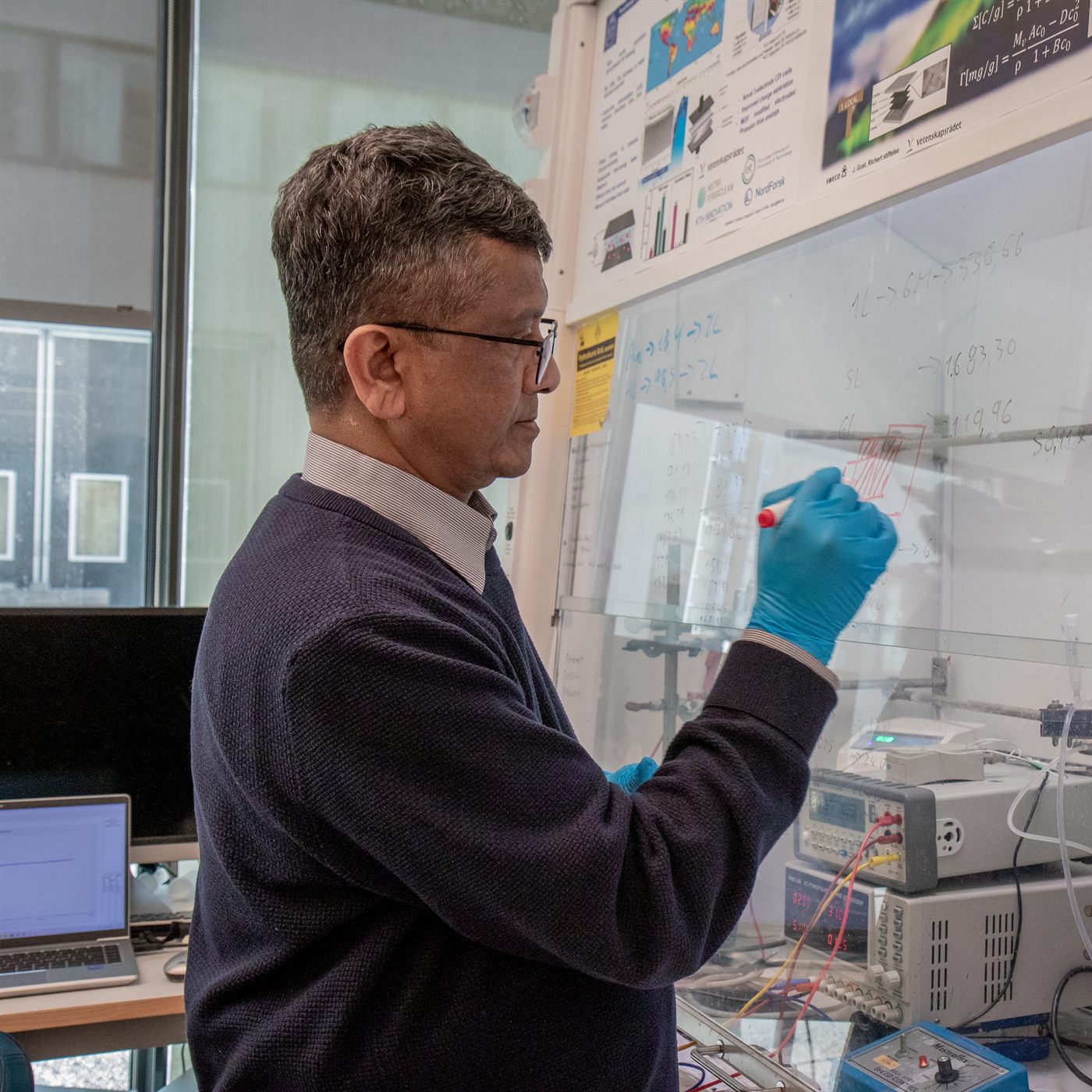 Professor Joydeep Dutta at work in the lab at KTH
